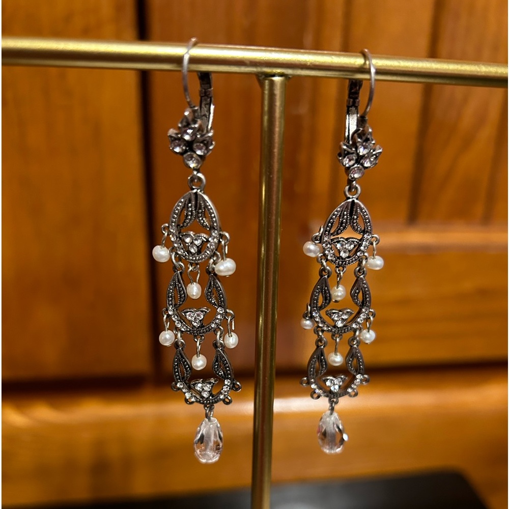 Fashion jewelry silver and pearl earrings.